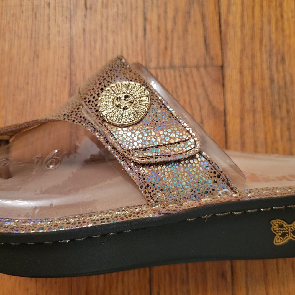 Alegria 38 Carina Sandals 8 Gold Holographic Thong Rocker Sole CAR-680 SAND DO'S - Picture 9 of 12